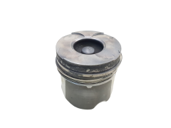 Piest motora U 7701473483 2.2 dCi DTCi Renault Opel
